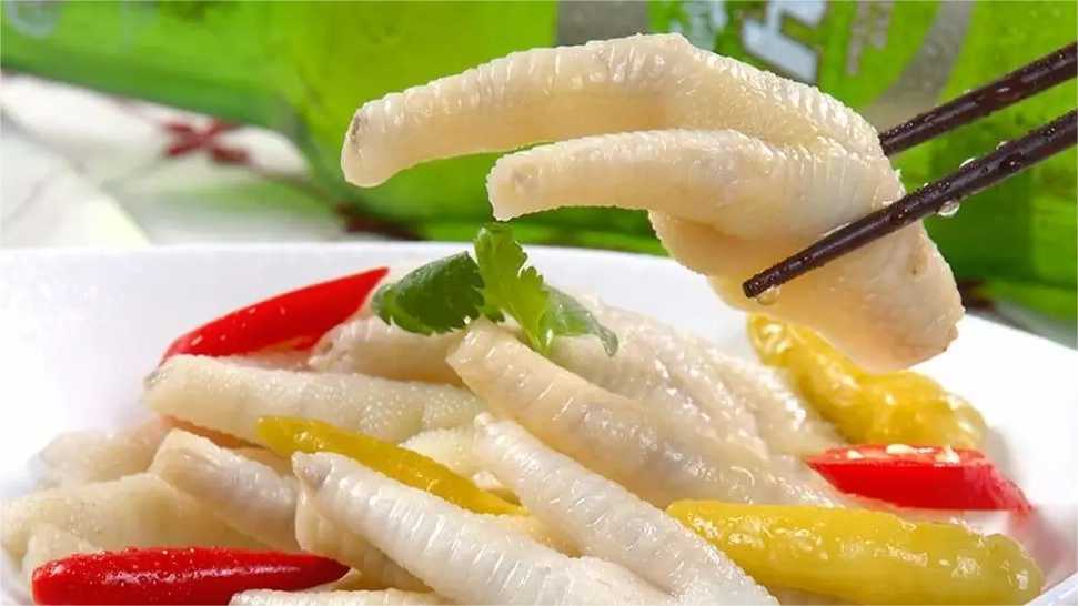 泡椒鳳爪塑料保鮮盒包裝機(jī)：鎖住美味，保鮮每一刻